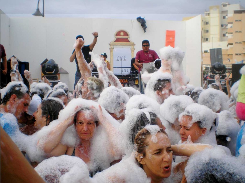 El cañón de espuma pone el punto final a las Fiestas en honor al Cristo del Gran Poder