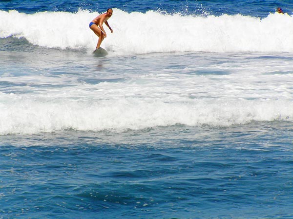  . . . invita tanto a bañarse como a surfear 