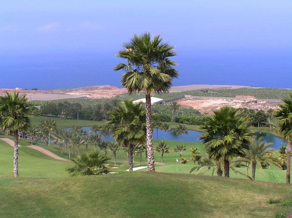 Muchos lagos, integrados en el campo de golf atraen las vistas