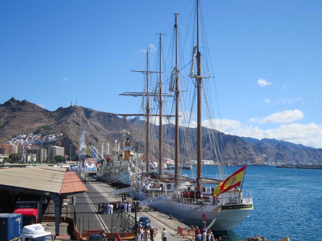 El buque escuela español amarrado en el muelle de Santa Cruz