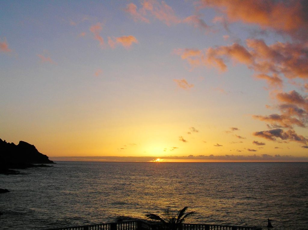 Mirada a la puesta de sol desde las piscinas naturales de Fajana  