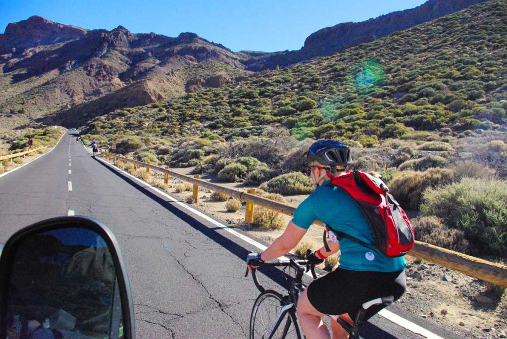 El monitor supervisa a los ciclistas en ruta desde cerca