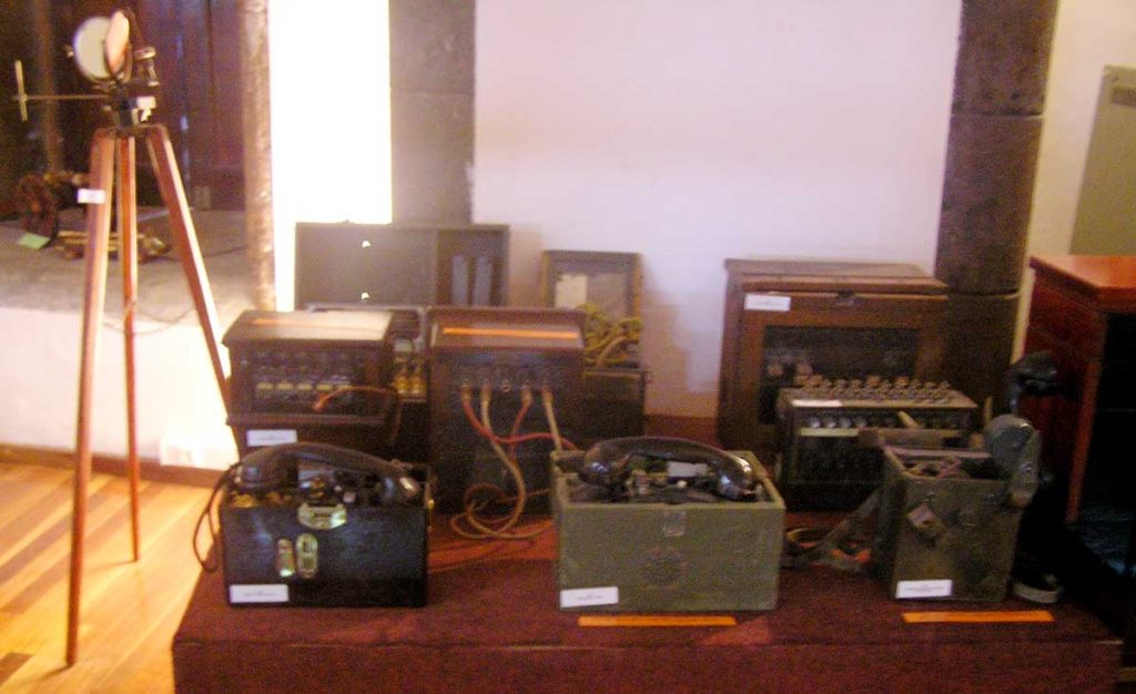 Teléfonos de campos portátiles, precursores de los móviles, en el Museo Militar