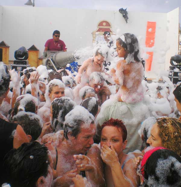 La maravillosa Fiesta de la Espuma . . . 