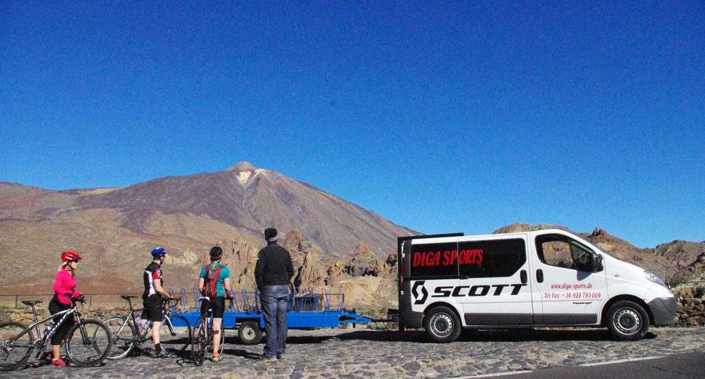 El conjunto de ciclistas y el monitor dan un vistazo al Teide