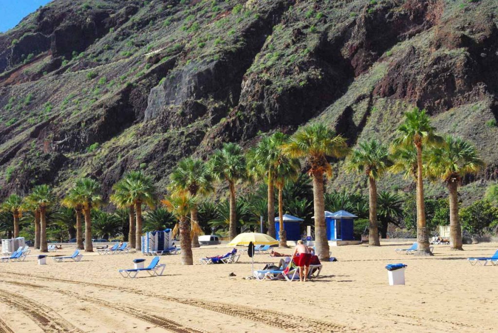 En la playa se presta hamacas,. Los servicios municipales mantienen el sitio