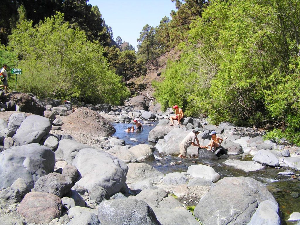 En verano la parte baja de la Caldera de Taburiente invita a bañarse. Hacerlo en primavera es muy peligroso  