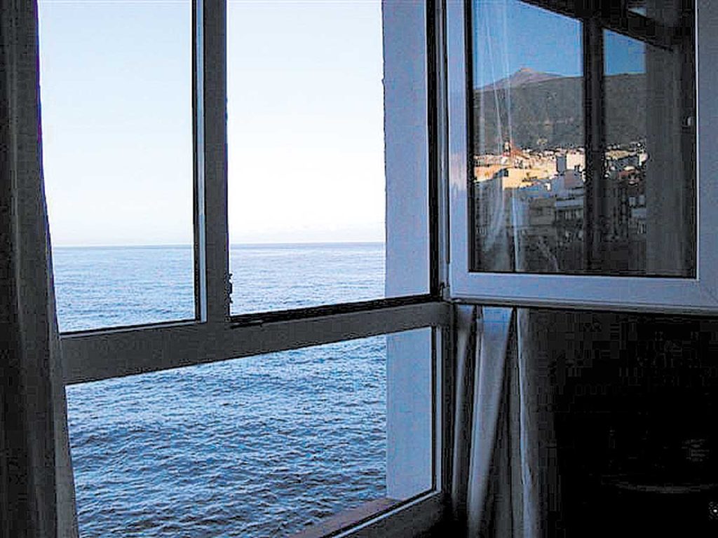 El Teide está reflejado en el cristal de la ventana del dormitorio