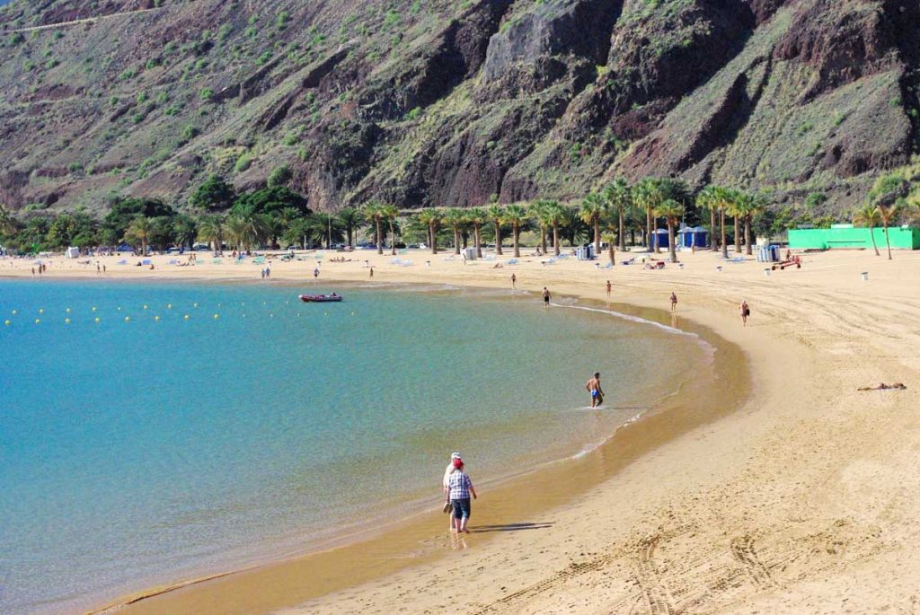 El extremo oeste de la playa que limita con los acantilados que la separan de Igueste 