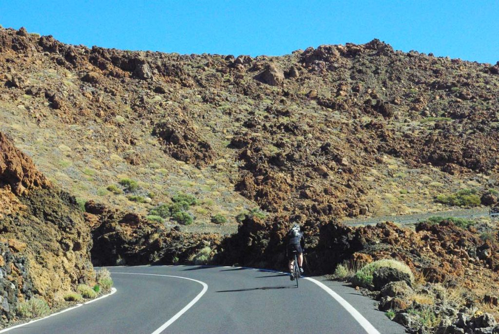 Los ciclistas trascurren un paisaje impactante