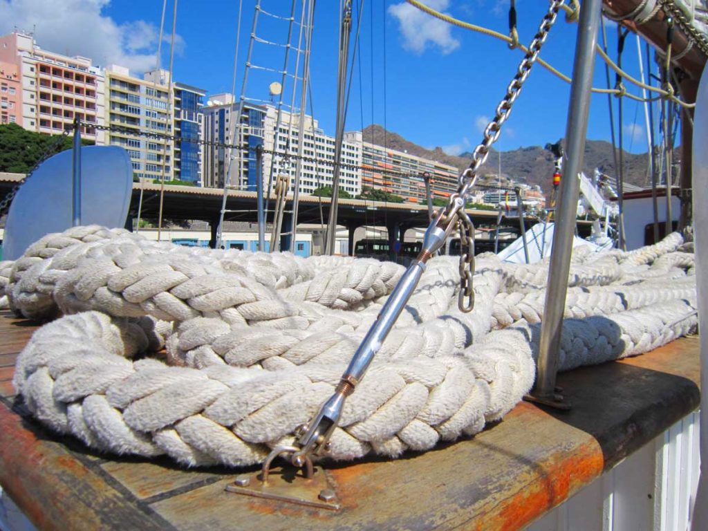 Gruesos cabos del "Elcano" delante del decorado santacrucero 