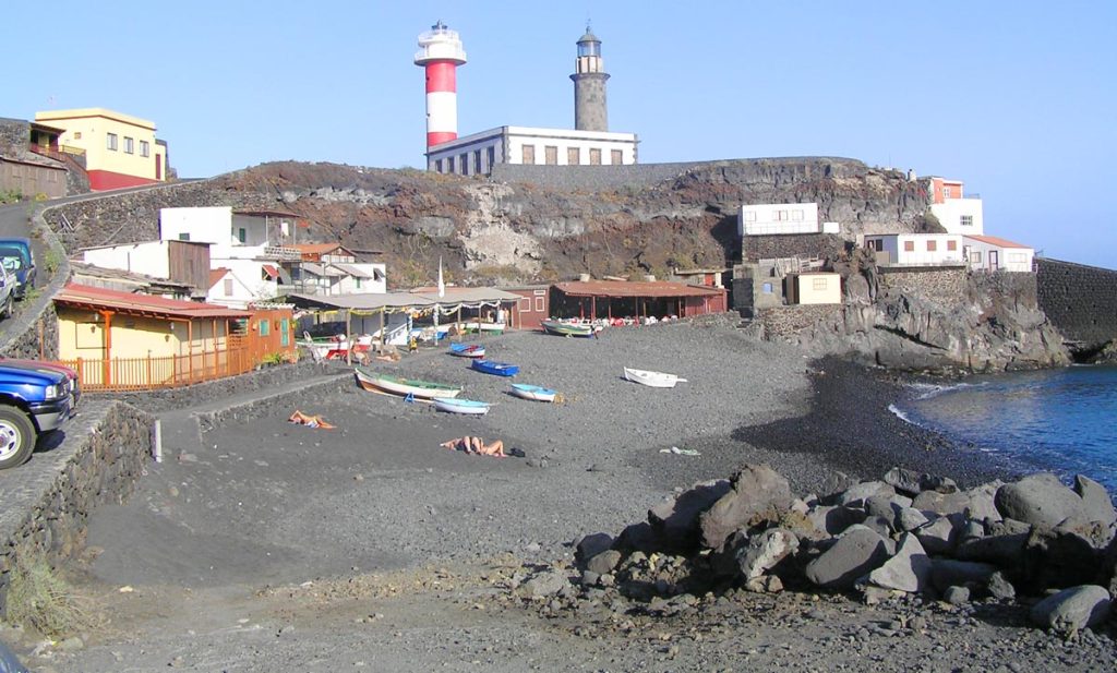 La playa y el faro del municipio de Fuencaliente