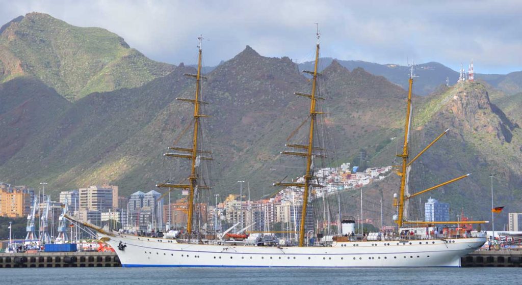 El velero alemán Gorch Fock durante su estancia en Santa Cruz. En el fondo: el macizo de Anaga