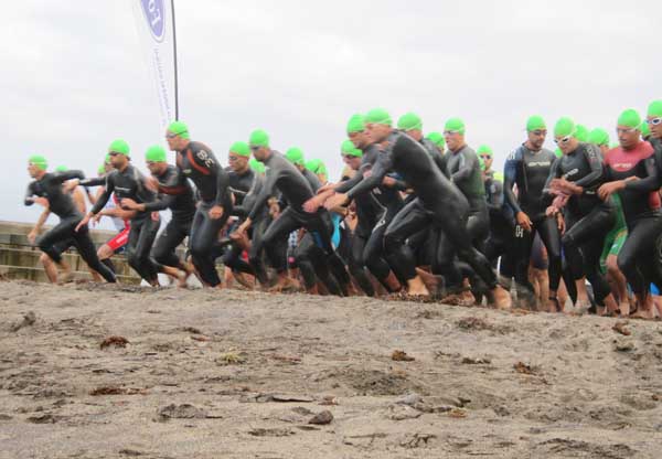 Al comienzo todo el mundo corre al agua . . . 