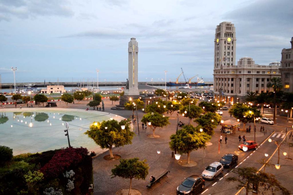 La Plaza de España chicharrera durante el atardecer