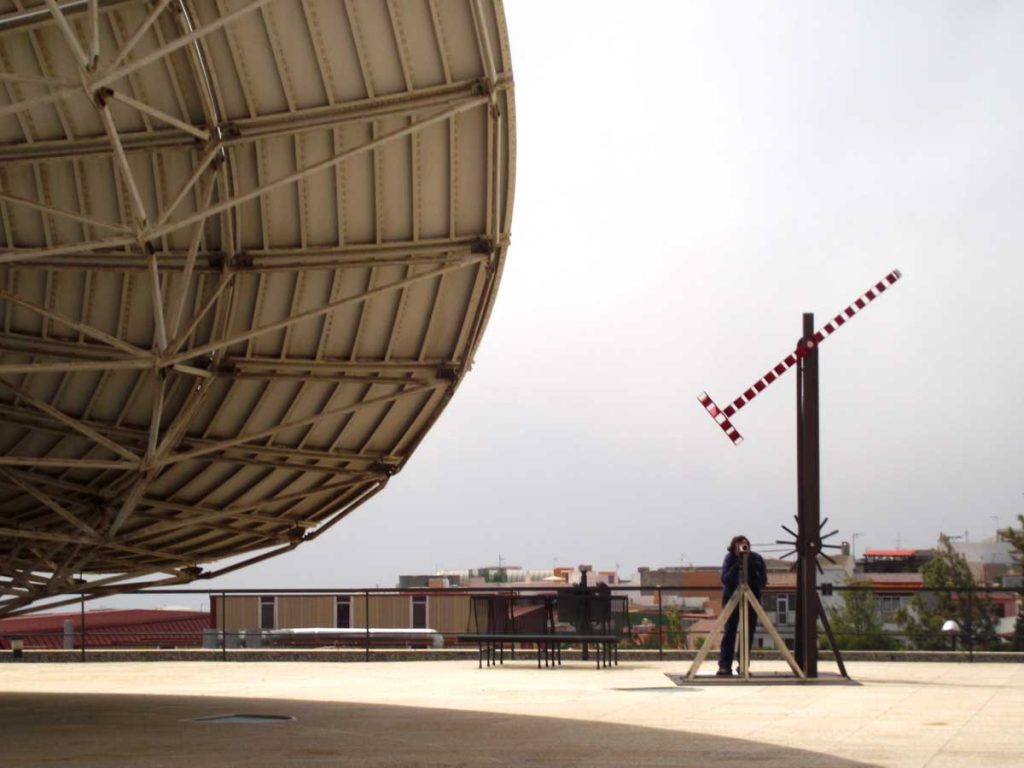 La flecha emite el mensaje. El receptor identifica la posición de su punta mediante el telescopio