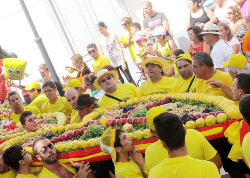 Los integrantes de las tres asociaciones llevan su gran corazón a hombros a la plaza de la iglesia