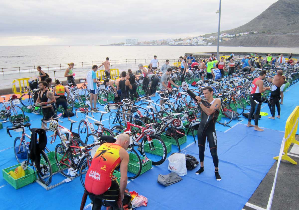 Los participantes triatlón de Bajamar se preparan para el concurso en la zona de transición