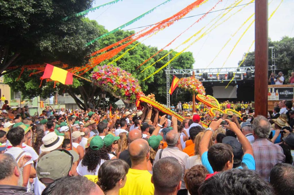 En la plaza, los corazones saludan al santo que les espera en el portal de la iglesia