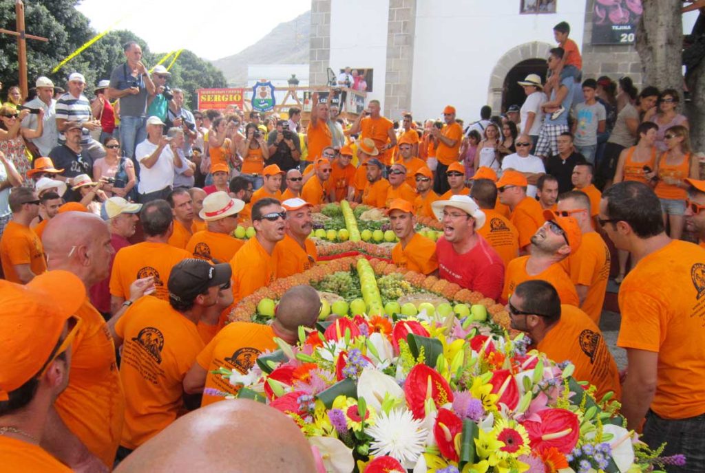 Hay que subir el corazón por una empinada escalera para traerlo al portal de la parroquia