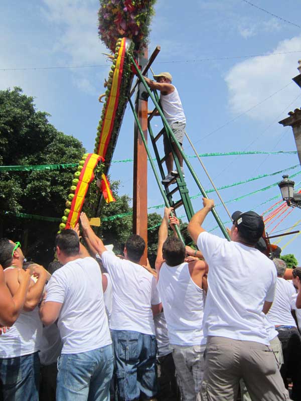 . . . para fijar el gran corazón en el palo