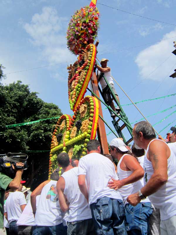 Hombres sin vértigo suben la escalera  . . . 