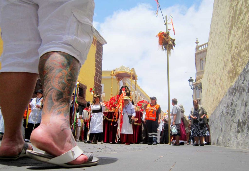 Tanto las tendencias como el aspecto de la afición del acto cambian a lo largo de los años