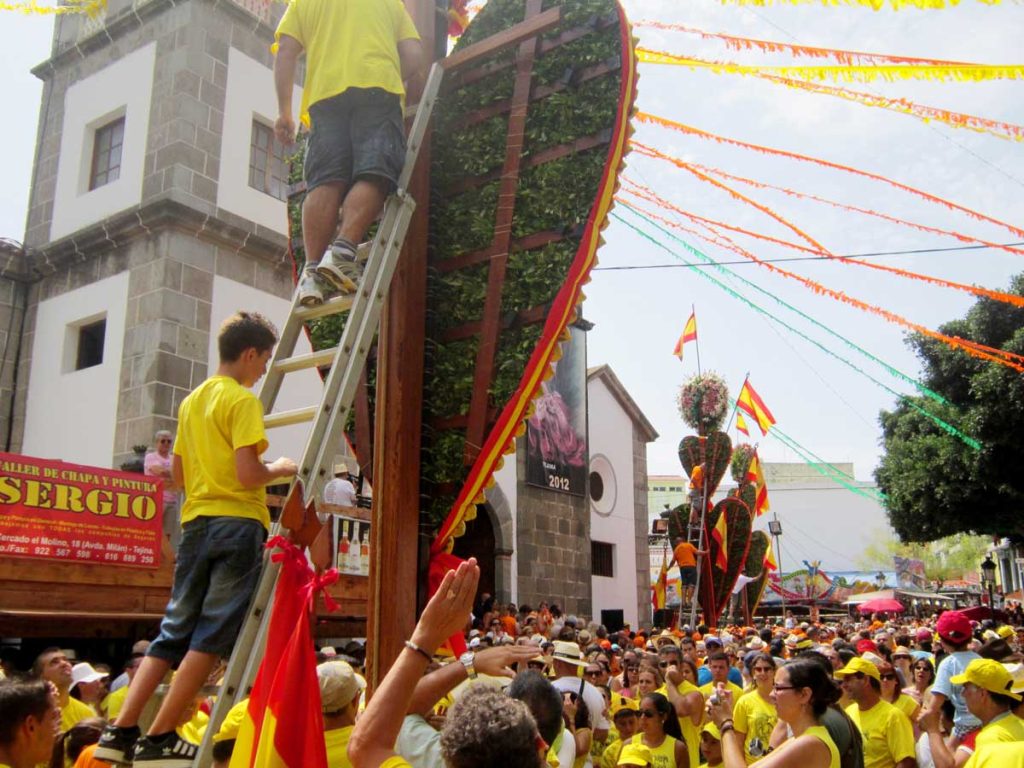 Al final se ponen la bandera de España en las partes laterales de los corazones 