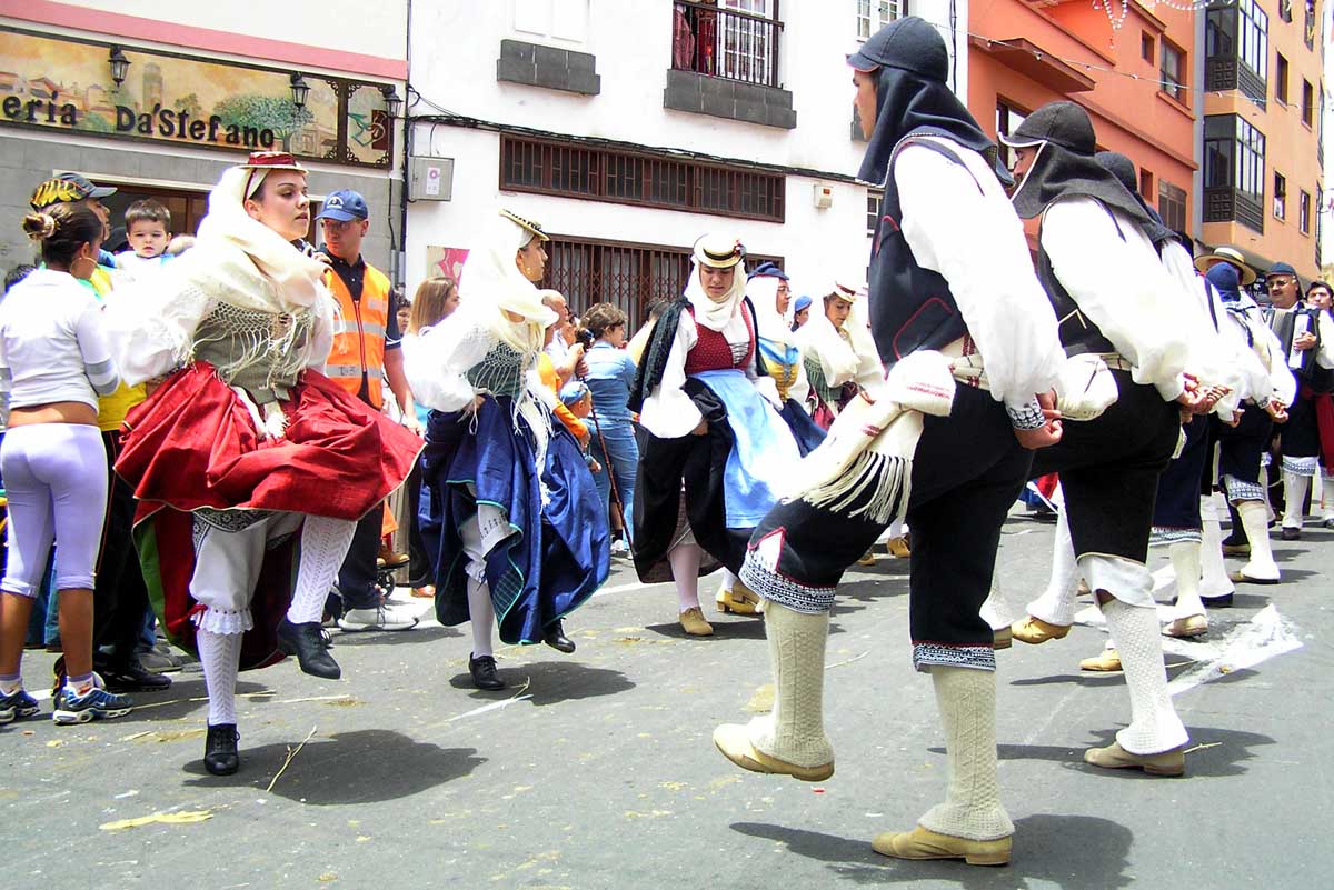 En la romería de San Benito de 2005, romeros presentan un baile tradicional