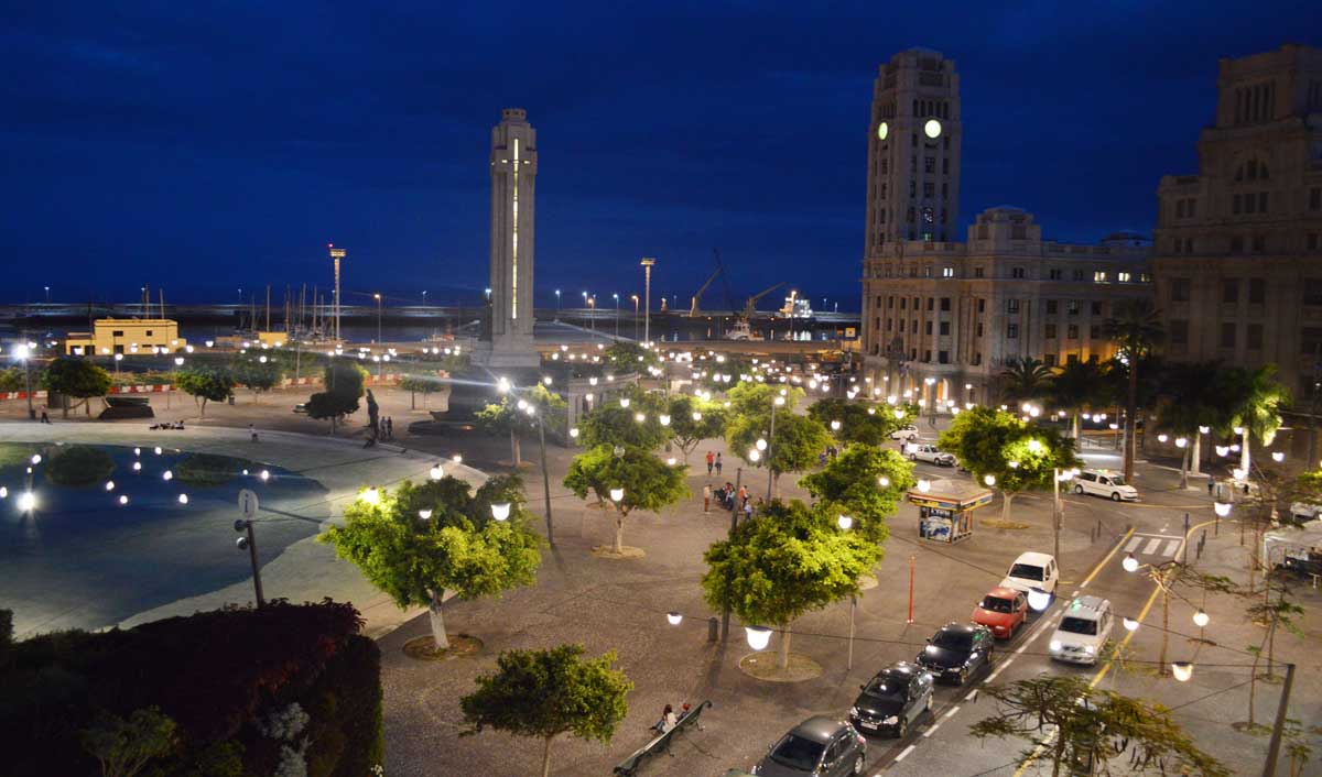 La impactante iluminación pone la santacrucera Plaza de España en el foco