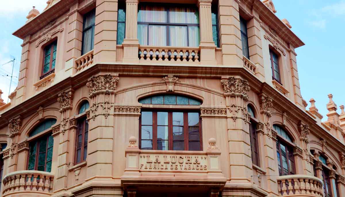 La insignia en fachada del balcón sobre el portal del edificio de "La Lucha" comunica su misión