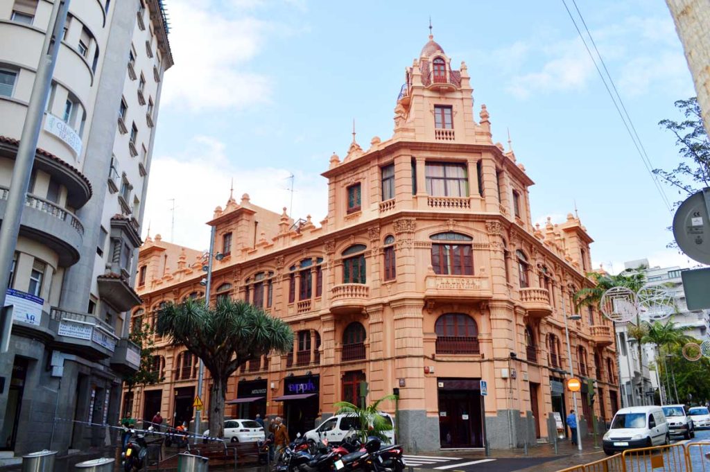 La entrada de la anterior fabrica de tabaco visto de la calle El Pilar