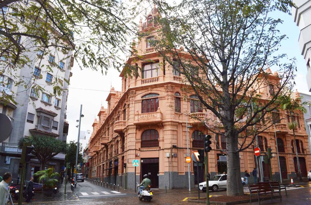 La edificación de La Lucha se extiende unos cientos metros hacia la Calle del Castillo 