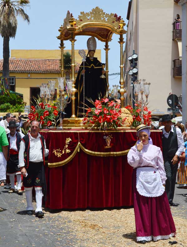 El patrón de romería, San Benito, durante el desfile (2015)