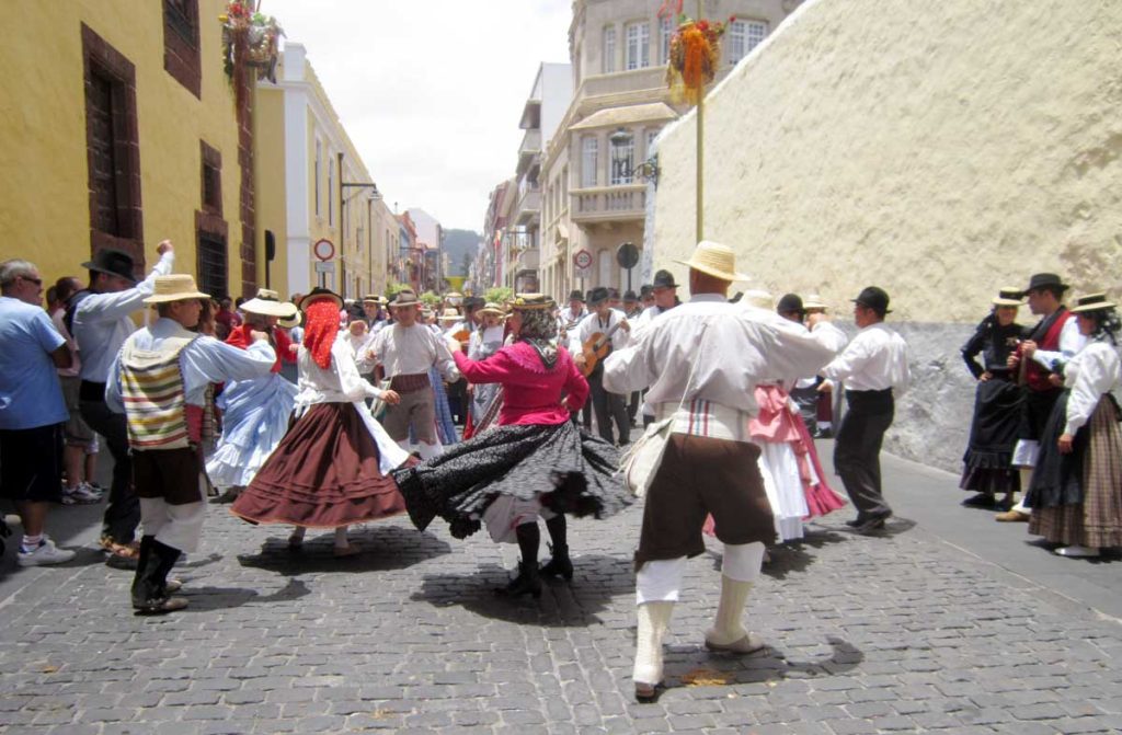 Un baile folclórico entre los muros del convento de Santa Catalina y las históricas fachadas que albergan la administración municipal (2012)